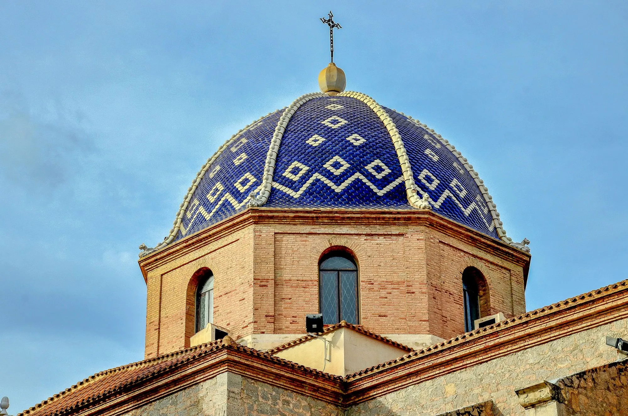 De blauwe tegelkoepel van de kerk in Altea