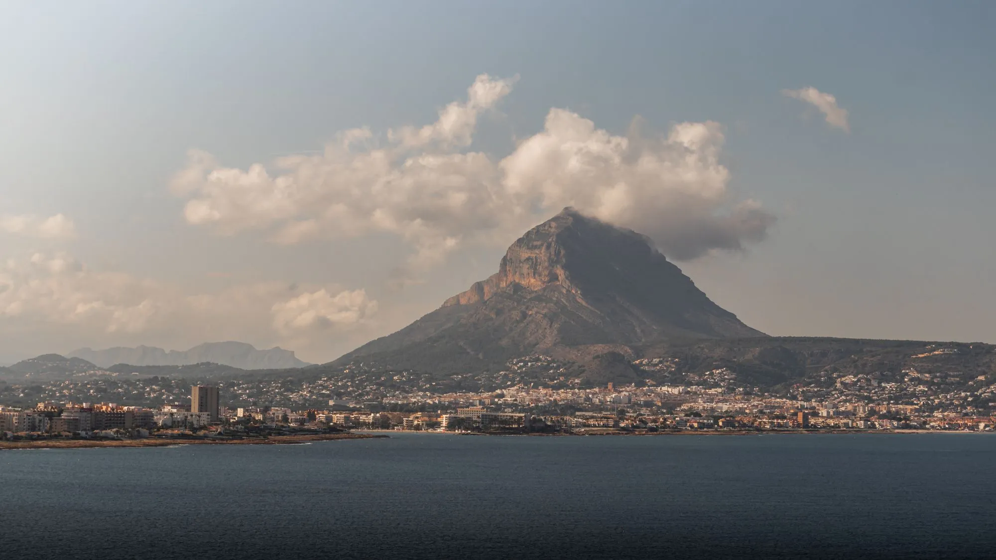 De berg Montgó boven de kustplaats Xàbia, gezien over het water