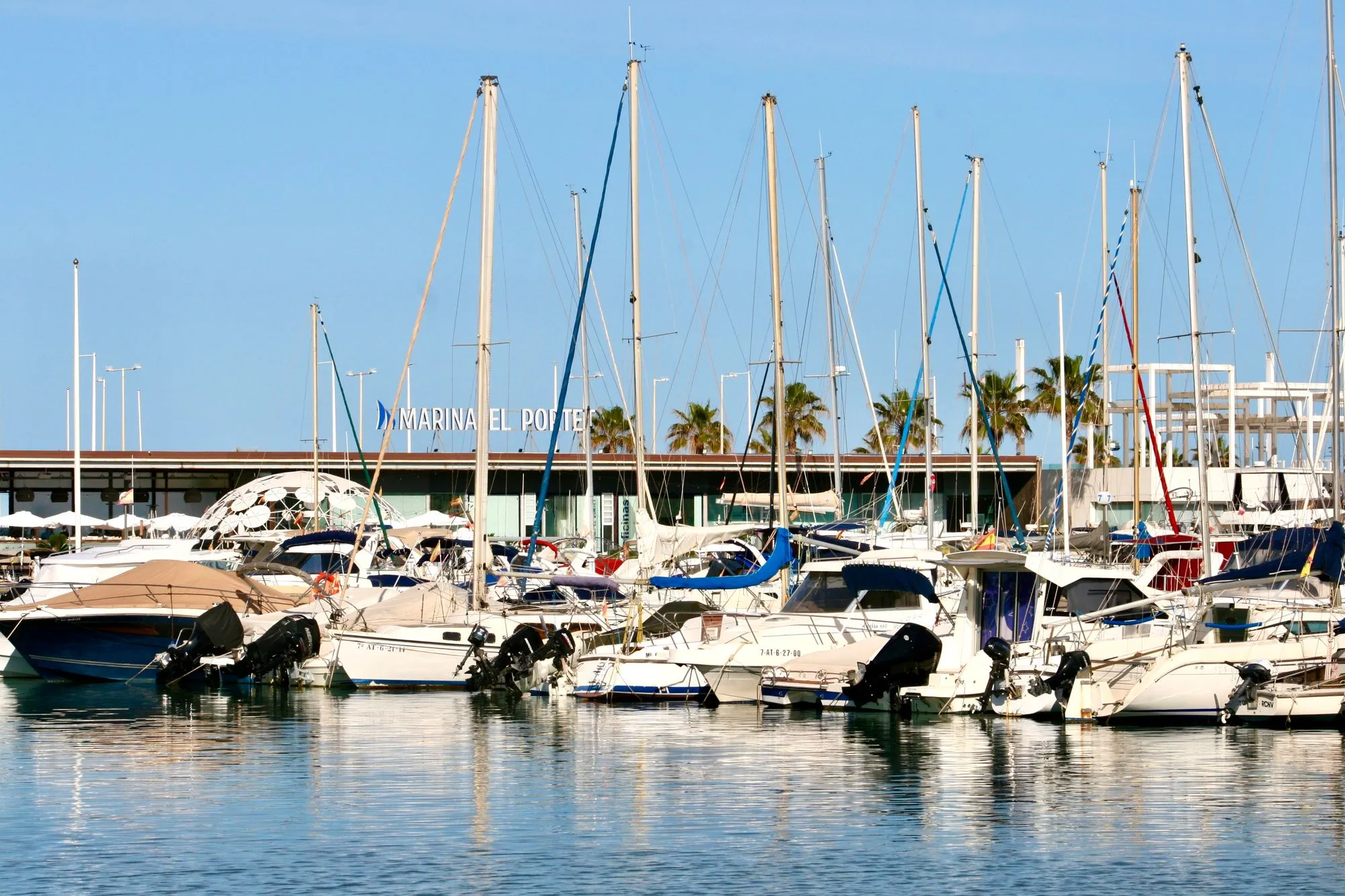 Zeilboten en jachten in jachthaven Marina El Portet in Dénia