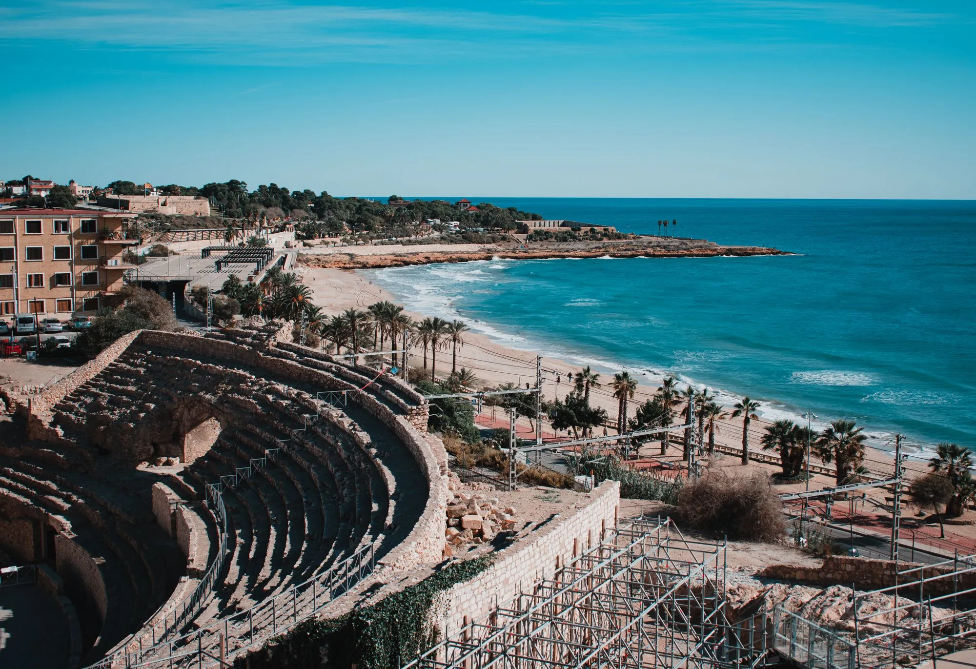 Het Romeinse amfitheater van Tarragona boven het strand en de zee